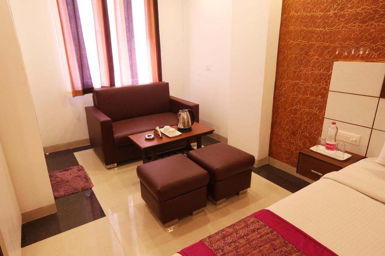 Hotel Sky Wood At Airport New Delhi Buitenkant foto