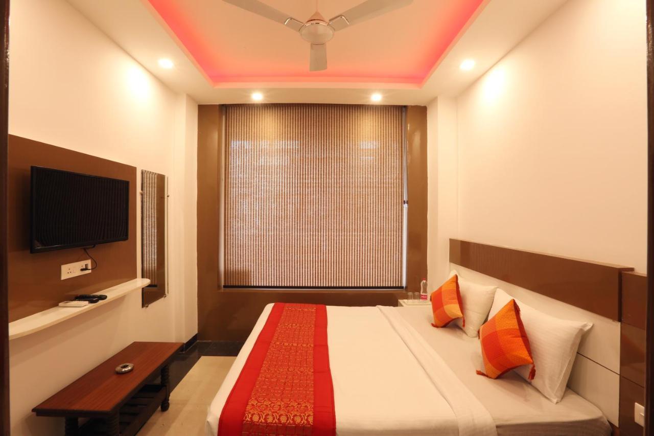Hotel Sky Wood At Airport New Delhi Buitenkant foto