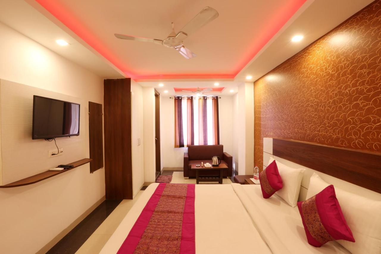 Hotel Sky Wood At Airport New Delhi Buitenkant foto
