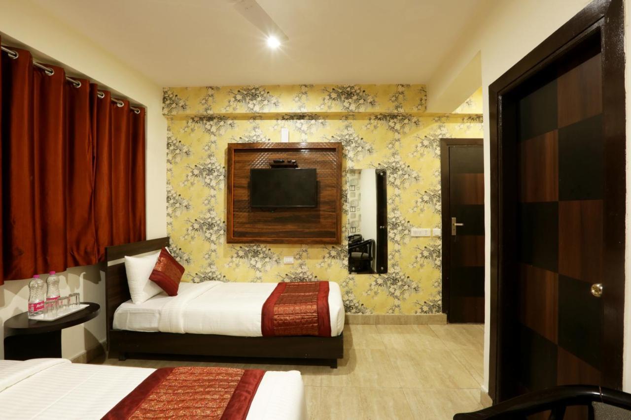 Hotel Sky Wood At Airport New Delhi Buitenkant foto