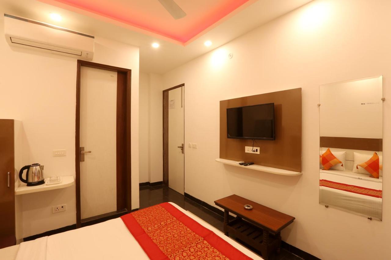Hotel Sky Wood At Airport New Delhi Buitenkant foto