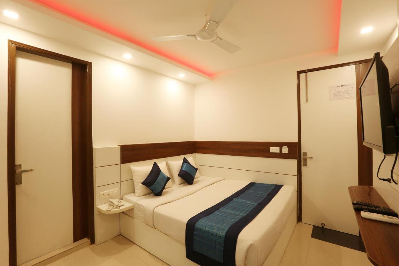 Hotel Sky Wood At Airport New Delhi Buitenkant foto