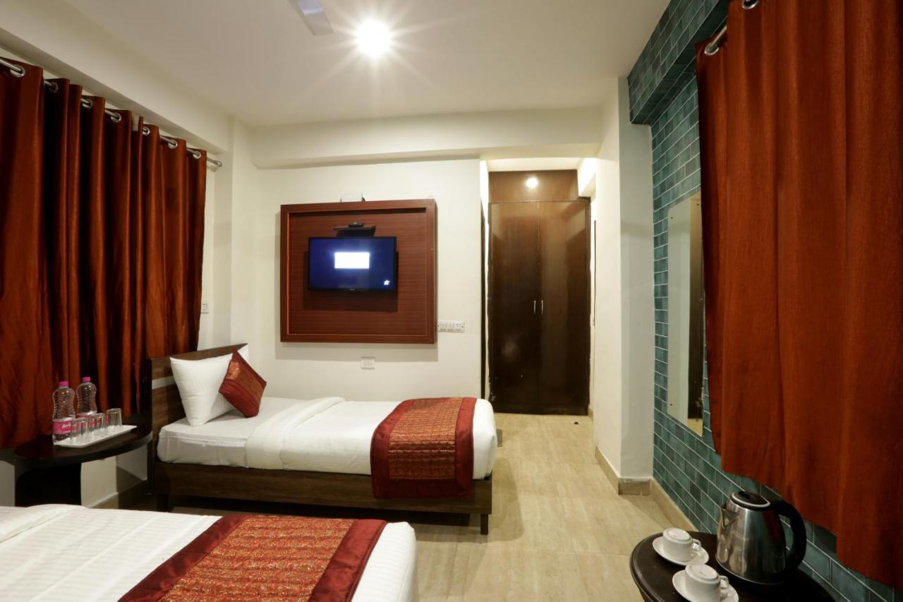 Hotel Sky Wood At Airport New Delhi Buitenkant foto